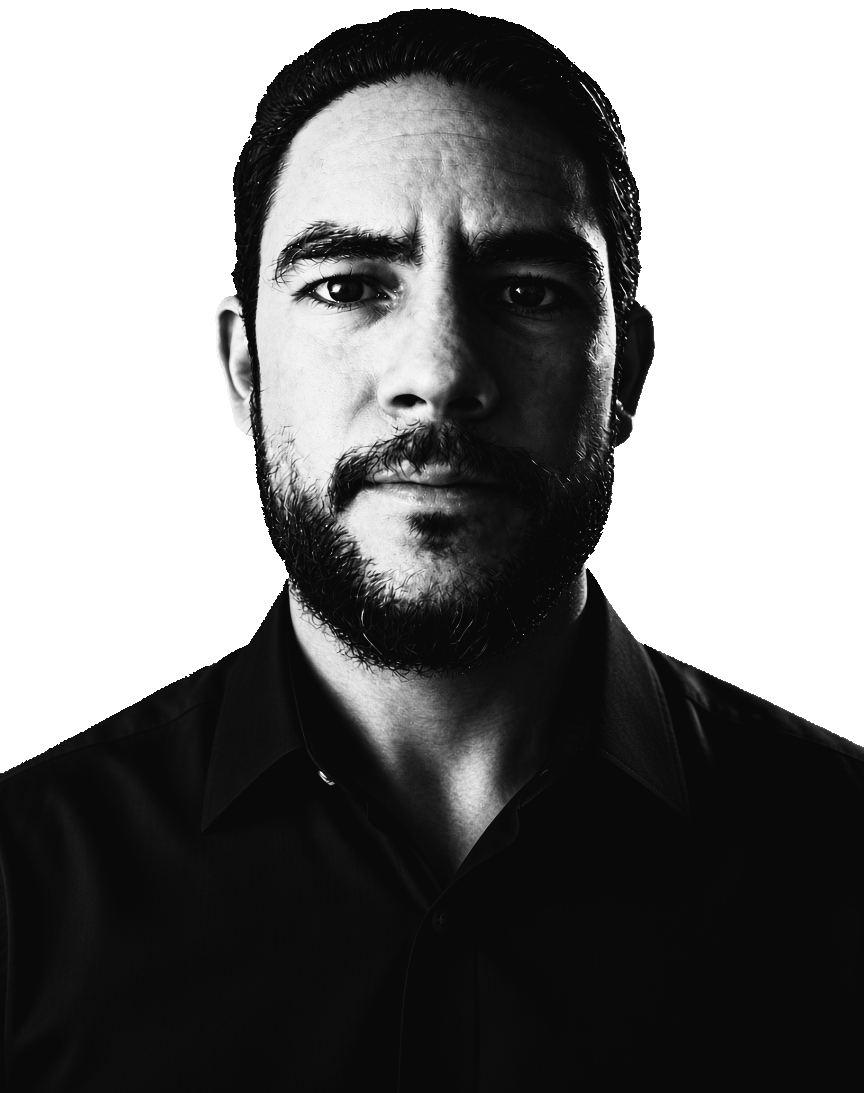 César Alanis Núñez, fundador de IKARION. Retrato en blanco y negro.